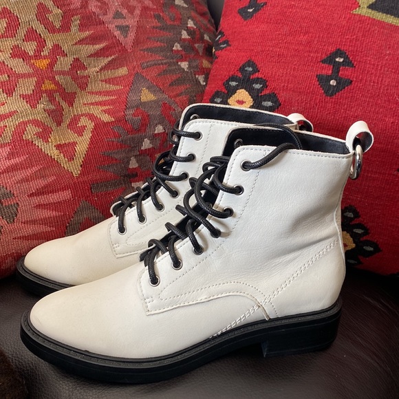 White leather DOLCE VITA BORAT booties NEW….So Gorgeous & Fun! 🔆8.5 - Picture 3 of 14